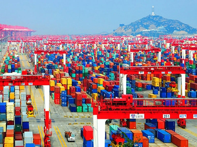 Những container tải tại cảng trước khi được vận chuyển lên tàu.