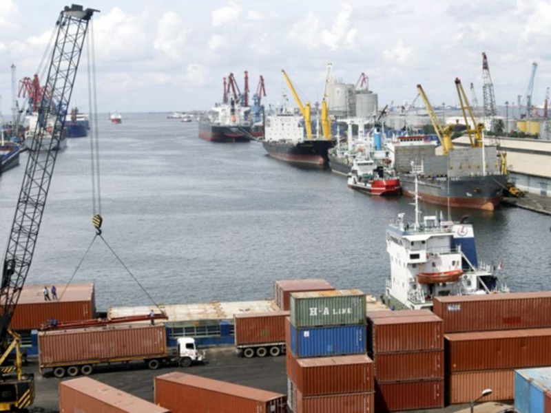 Cận cảnh việc bốc dở hàng tại cảng biển.